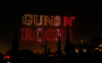 Guns N’ Roses anuncia gira 2026 con un espectáculo de drones sobre un cementerio en Hollywood Guns N Roses Drone show featured